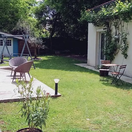 Mérig'home Bd Climatisée Dans Maison Avec Piscine Au Calme En Ville, Sdb&toilettes Privés Bed & Breakfast 3*